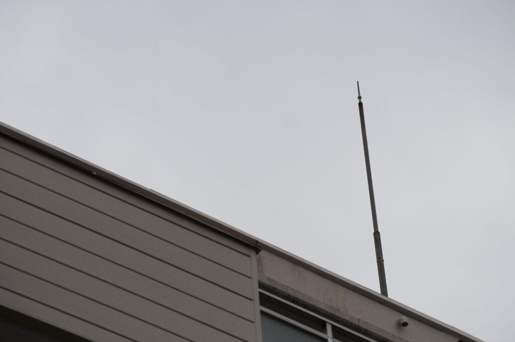 【電気】避雷針と避雷器の違い